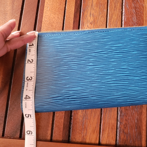 Authentic pre-owned Louis Vuitton Epi Wrislet - Picture 9 of 10